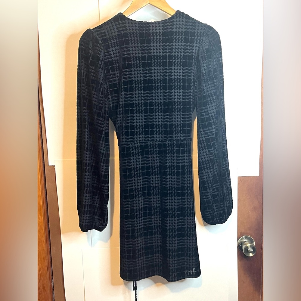 NWT Gianni Bini Women’s Size S Black Houndstooth Velvet “Leighton” Wrap Dress - Picture 3 of 11